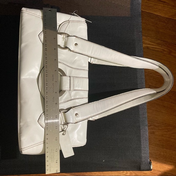 A beautiful NWT white leather shoulder bag. - Picture 9 of 10